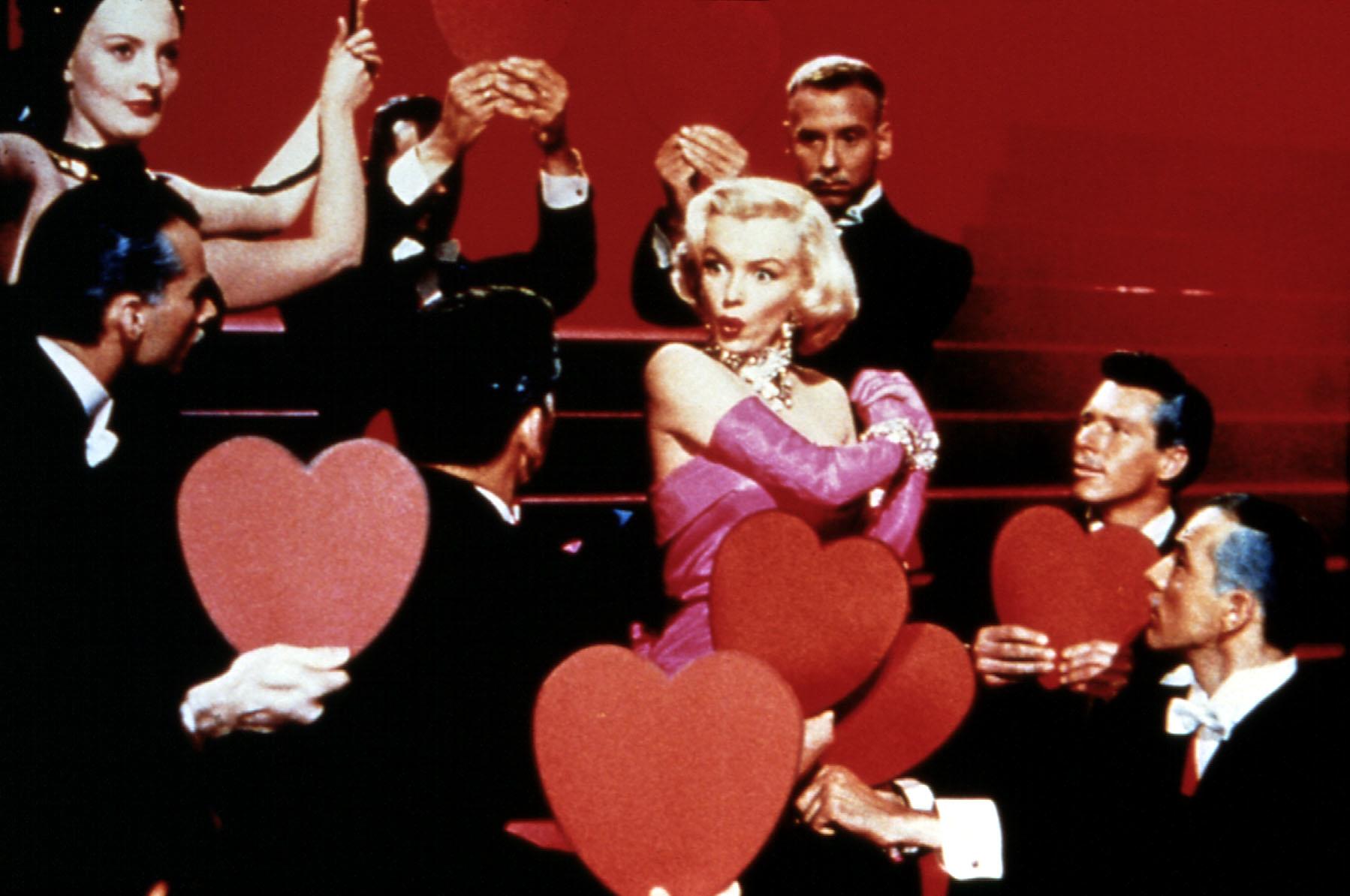 Blondinen Bevorzugt, 1950er, 1950s, Film, Gentlemen Prefer Blondes, Heart, Herz, Komödie, Show, Tänzer, dancer, singen, singer, singing, Blondinen Bevorzugt, 1950er, 1950s, Film, Gentlemen Prefer Blondes, Heart, Herz, Komödie, Show, Tänzer, dancer, singen, singer, singing, Lorelei (Marilyn Monroe), 1953. (Photo by FilmPublicityArchive/United Archives via Getty Images)