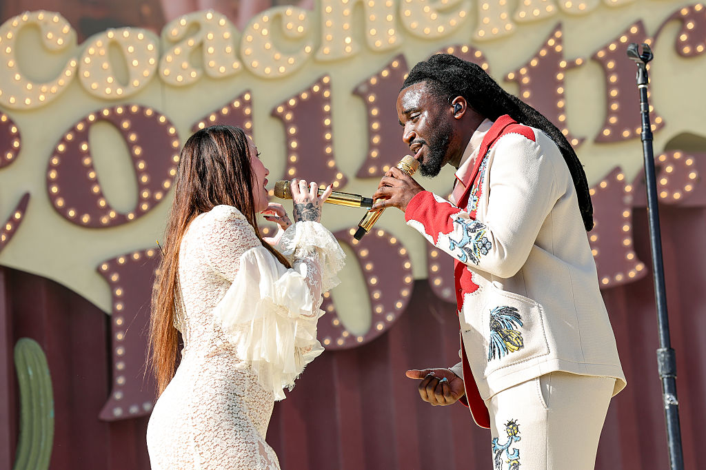 INDIO, CALIFORNIA - APRIL 13: (FOR EDITORIAL USE ONLY) (L-R) Noah Cyrus performs with Shaboozey at the Coachella Stage during the 2025 Coachella Valley Music and Arts Festival at Empire Polo Club on April 13, 2025 in Indio, California. (Photo by Maya Dehlin Spach/Getty Images for Coachella)