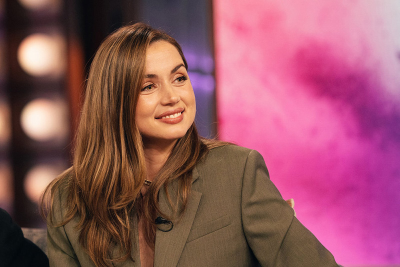 Ana de Armas wears Loewe on 'The Kelly Clarkson Show.'