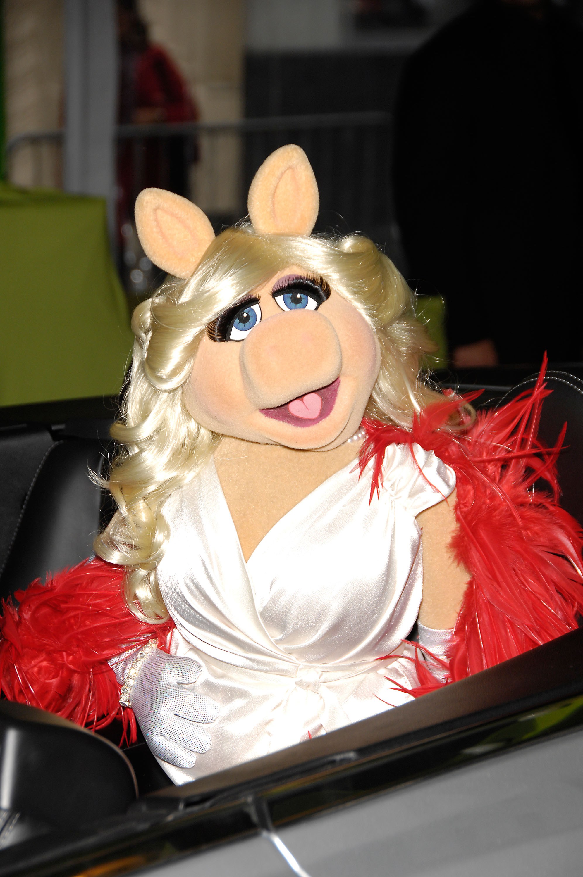Miss Piggy at arrivals for THE MUPPETS Premiere, El Capitan Theatre, Los Angeles, CA November 12, 2011. Photo By: Michael Germana/Everett Collection