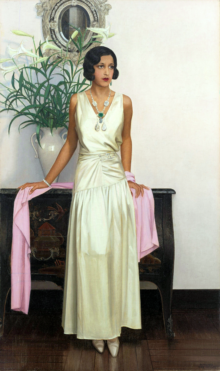 Sanyogitabai Devi of Indore wears the Golconda blue mounted in an Art Deco Mauboussin sautoir.