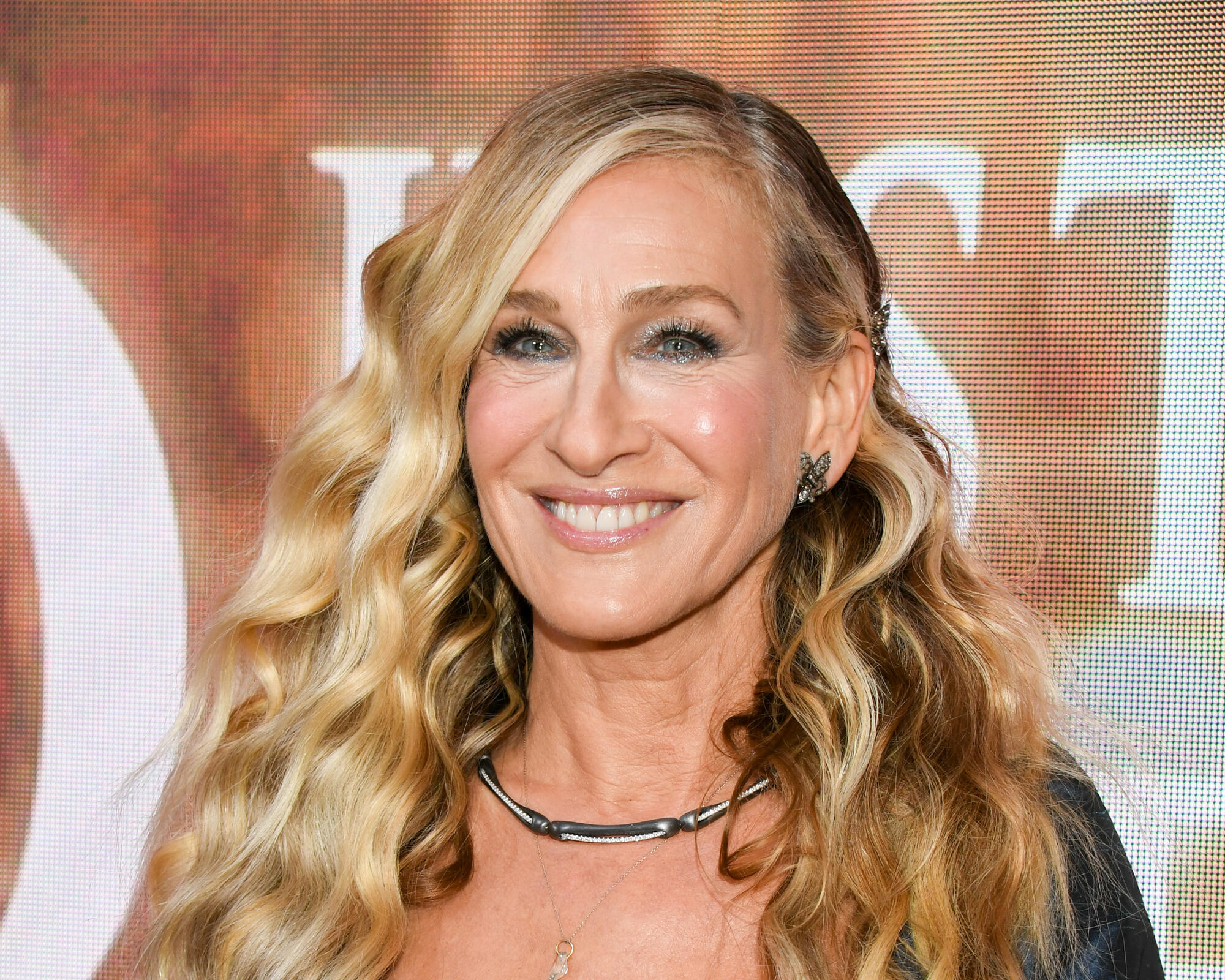 y2k 2000s hair trends with slicked hair and mermaid waves, Sarah Jessica Parker at the photo call for Max Original Series